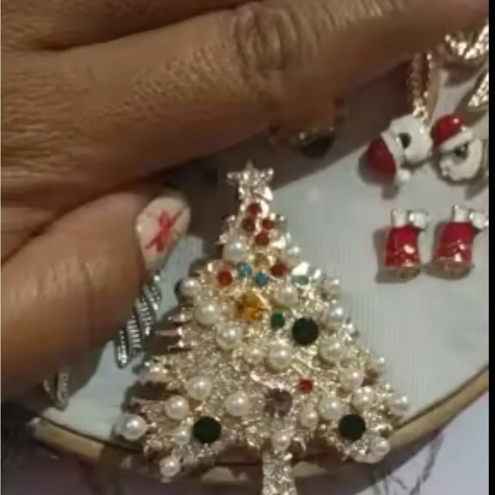 Gorgeous Christmas Tree Brooch Pin